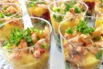 Mariniertes Krebsfleisch auf Mango-Gurkensalat