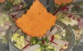Schichtsalat vom Ei und saftigem Schinken mit Senfmayonaise und Lauch